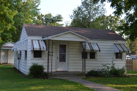 124 E Pearl St, Aurora, MO 65605 photo 1