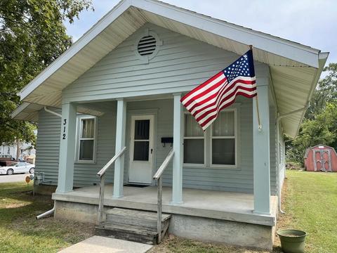 312 N Oak St, Nevada, MO 64772 photo 1