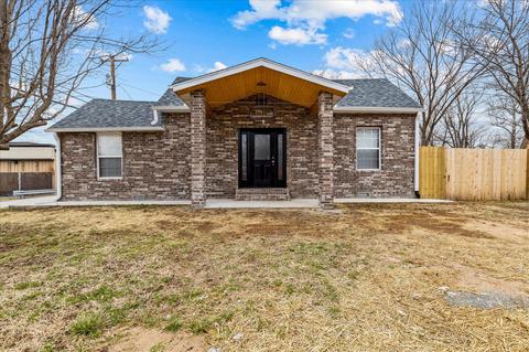 213 E Springfield St, Aurora, MO 65605 photo 1