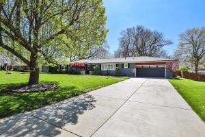 2830 E Crestview St, Springfield, MO 65804 photo 1