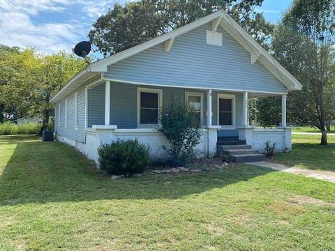 502 E Highland St, Aurora, MO 65605 photo 1