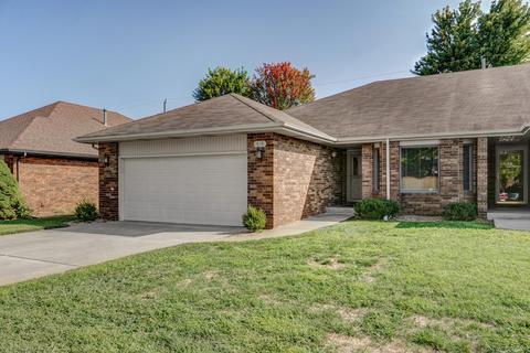1418 E Powell St, Springfield, MO 65804 photo 1