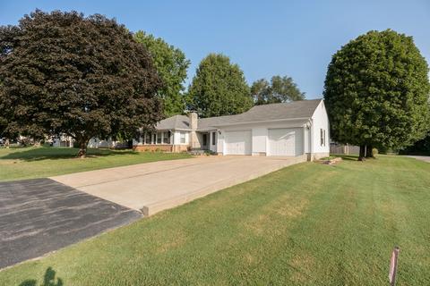 813 E Walnut St, Aurora, MO 65605 photo 1