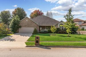 1063 E Lakewood St, Springfield, MO 65810 photo 1