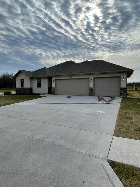 5556 W Pine St, Springfield, MO 65802 photo 1