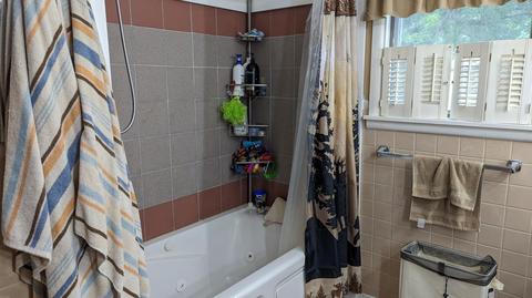 Bath - 1404 6th St, Monett, MO 65708 photo 3 of 5