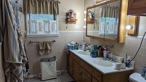 Bath - 1404 6th St, Monett, MO 65708 photo 2 of 5
