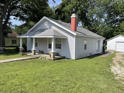 207 S Davis St, Miller, MO 65707 photo 1