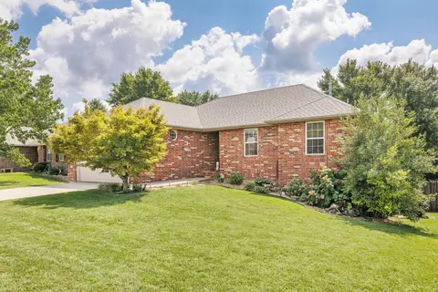 106 E New Castle Ct, Nixa, MO 65714 photo 1