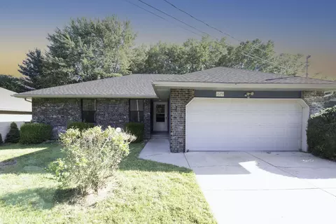 1674 E Dale St, Springfield, MO 65803