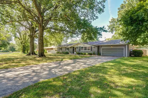 1983 S Meadowview Ave, Springfield, MO 65804