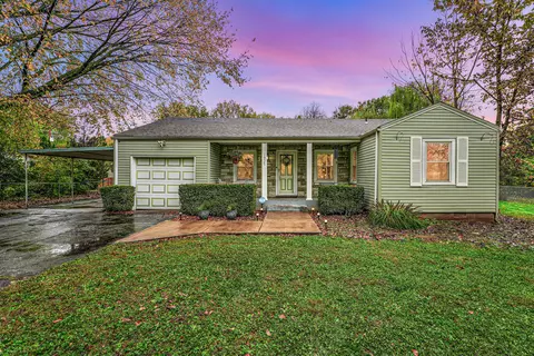 1935 S Meyer Ave, Springfield, MO 65807