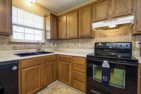 2949 W Melbourne St, Springfield, MO 65810 photo 13
