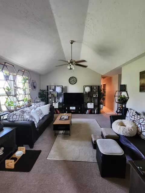335 W Summit St, Aurora, MO 65605 photo 5