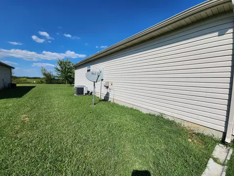 335 W Summit St, Aurora, MO 65605 photo 3