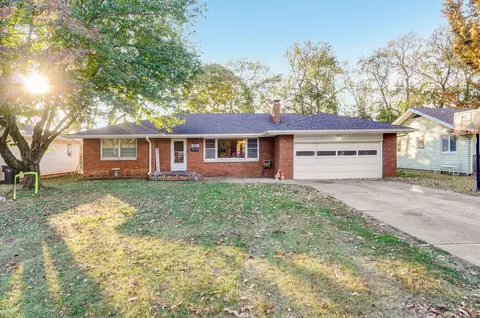 1911 S Glencrest Dr, Springfield, MO 65804