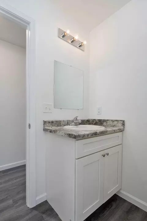 Bath - 1610 W Ab W Scott St, Springfield, MO 65802 photo 7 of 7