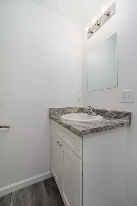 Bath - 1610 W Ab W Scott St, Springfield, MO 65802 photo 4 of 7