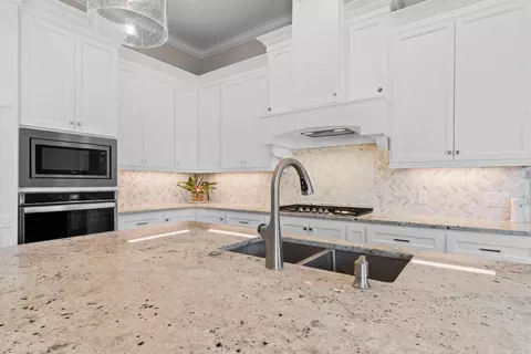 Kitchen - 886 Emerald Ter, Nixa, MO 65714 photo 4 of 8
