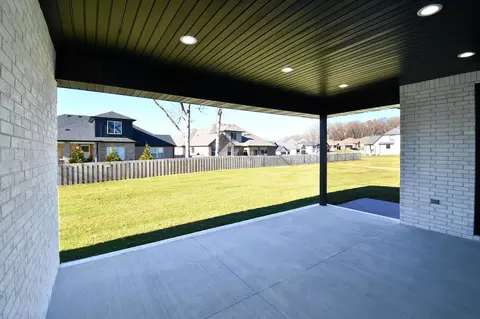 Exterior - 2071 N Riva Ridge Ct, Springfield, MO 65802 photo 7 of 11