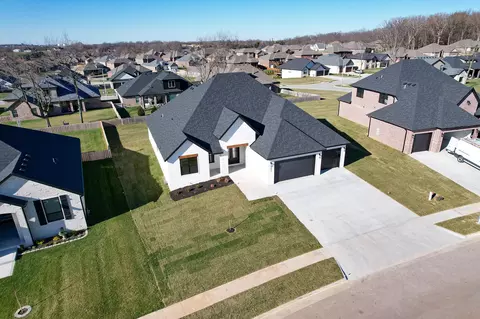 Exterior - 2071 N Riva Ridge Ct, Springfield, MO 65802 photo 2 of 11