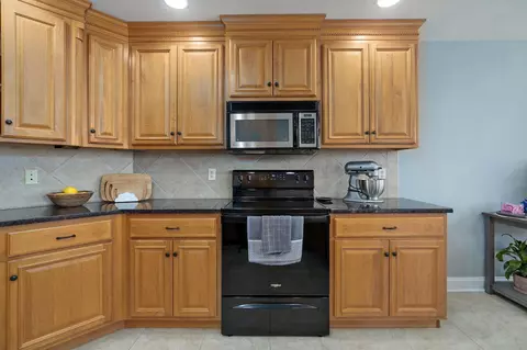 Kitchen - 821 E Donegal Cir, Nixa, MO 65714 photo 4 of 8