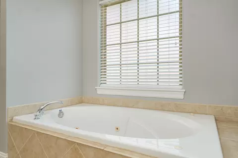 Bath - 821 E Donegal Cir, Nixa, MO 65714 photo 2 of 6