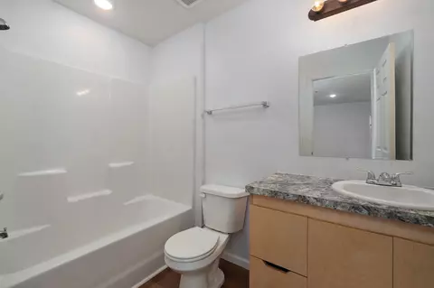 Bath - 2420 E Blaine St, Springfield, MO 65803 photo 4 of 5
