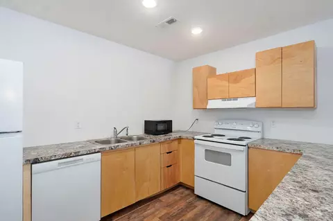 Kitchen - 2420 E Blaine St, Springfield, MO 65803 photo 4 of 6