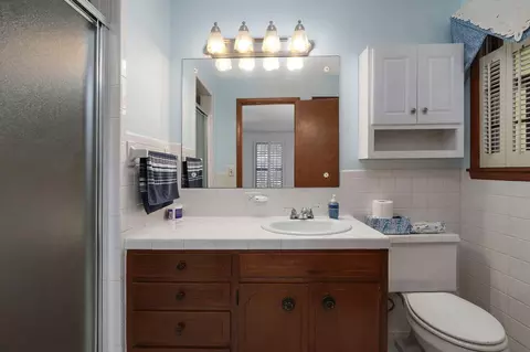 Bath - 2725 S Patterson Ave, Springfield, MO 65804 photo 2 of 4