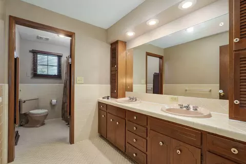 Bath - 2725 S Patterson Ave, Springfield, MO 65804 photo 3 of 4