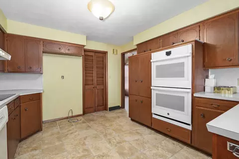 Kitchen - 2725 S Patterson Ave, Springfield, MO 65804 photo 2 of 5