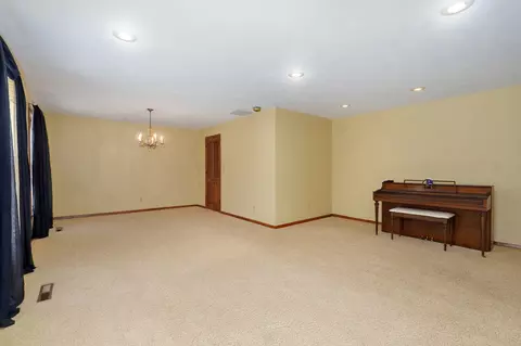 Living - 2725 S Patterson Ave, Springfield, MO 65804 photo 2 of 5