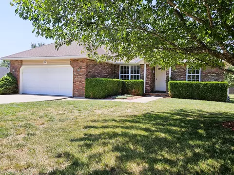 609 W Chandler Dr, Willard, MO 65781 photo 2