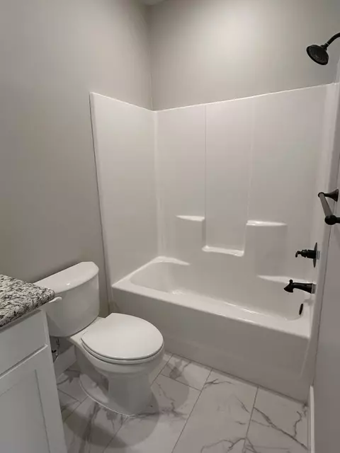 Bath - 1105 S Swift Ave, Ozark, MO 65721 photo 4 of 6