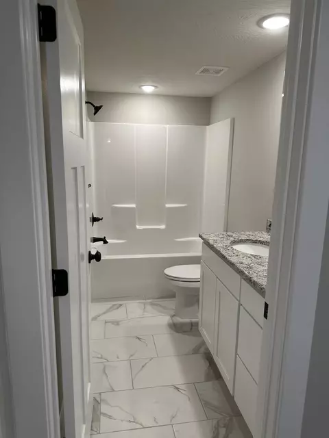 Bath - 1105 S Swift Ave, Ozark, MO 65721 photo 5 of 6