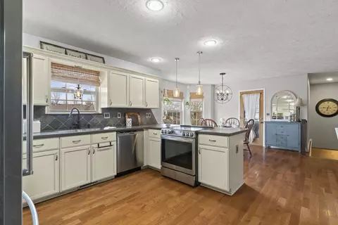 Kitchen - 910 E Welch St, Nixa, MO 65714 photo 2 of 4