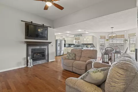 Living - 910 E Welch St, Nixa, MO 65714 photo 3 of 7