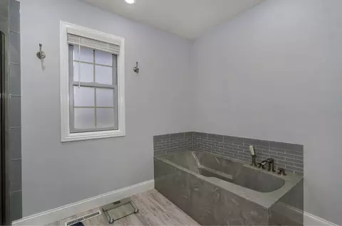 Bath - 4536 S Warren Ave, Springfield, MO 65810 photo 2 of 4