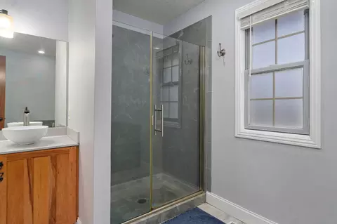 Bath - 4536 S Warren Ave, Springfield, MO 65810 photo 3 of 4