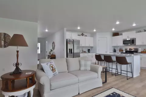 Living - 5033 Cozy Ct, Springfield, MO 65802 photo 2 of 7