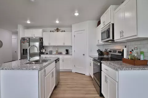 Kitchen - 5033 Cozy Ct, Springfield, MO 65802 photo 5 of 12