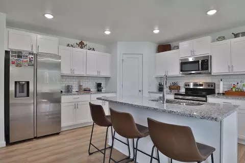 Kitchen - 5033 Cozy Ct, Springfield, MO 65802 photo 11 of 12
