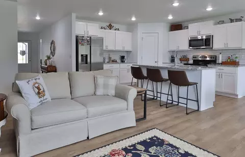 Living - 5033 Cozy Ct, Springfield, MO 65802 photo 1 of 7