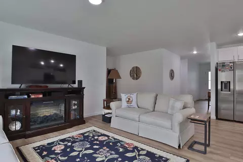 Living - 5033 Cozy Ct, Springfield, MO 65802 photo 4 of 7