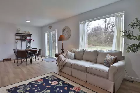 Living - 5033 Cozy Ct, Springfield, MO 65802 photo 5 of 7