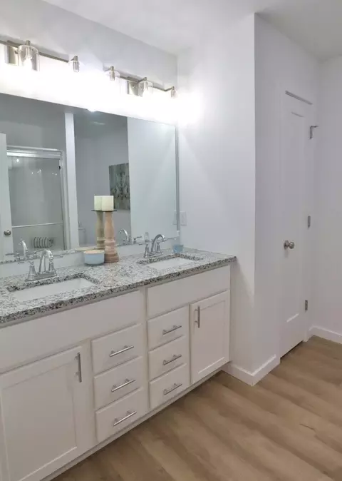 Bath - 5033 Cozy Ct, Springfield, MO 65802 photo 3 of 9