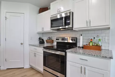 Kitchen - 5033 Cozy Ct, Springfield, MO 65802 photo 6 of 12
