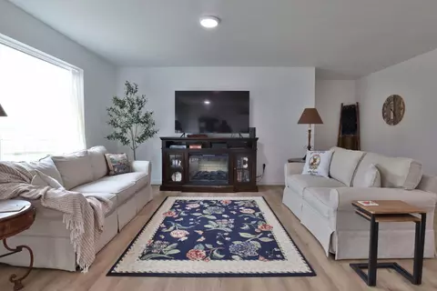 Living - 5033 Cozy Ct, Springfield, MO 65802 photo 3 of 7