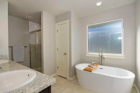 Bath - 768 E Penzance Cir, Nixa, MO 65714 photo 2 of 7